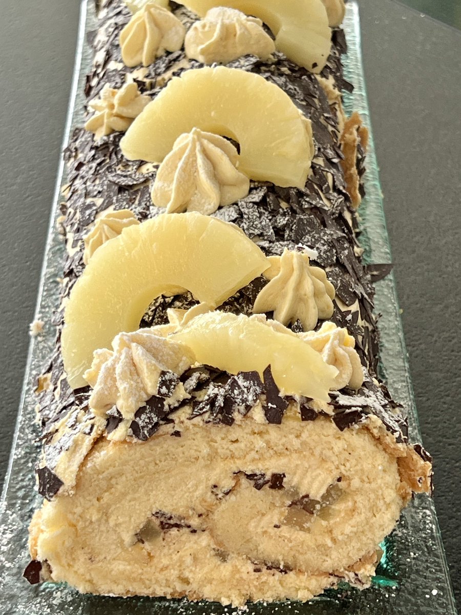 Roulade 😍
Mit Frucht-Puddingcreme gefüllt, kombiniert mit Ananas und Schokolade ist es ein geschmackliches Highlight! 

Nachbacken ‚dringend‘ empfohlen 😉😉😉

➡️ hier gehts zum Rezept:
private-taste.at/post/schoko-an…

#roulade
#privatetastebyanitamoser
#ananas