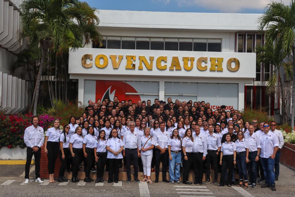 CVC_EnRed's tweet photo. Feliz día a todos los hombres y mujeres que con esfuerzo y dedicación, trabajan en cuerpo y alma por construir un mundo mejor. #felizdiadeltrabajador enorgulleciendo la labor de quienes forman parte de la gran familia de #Covencaucho https://t.co/znAGskrmLz