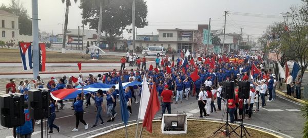 Inicio el desfile en #SanctiSpíritusEnMarcha con el Sindicato de Energía y Minas.
#PorCubaJuntosCreamos
@DeivyPrezMartn1 @FrankOsbel @SanctiSpiritus1 @RosaEspirituana