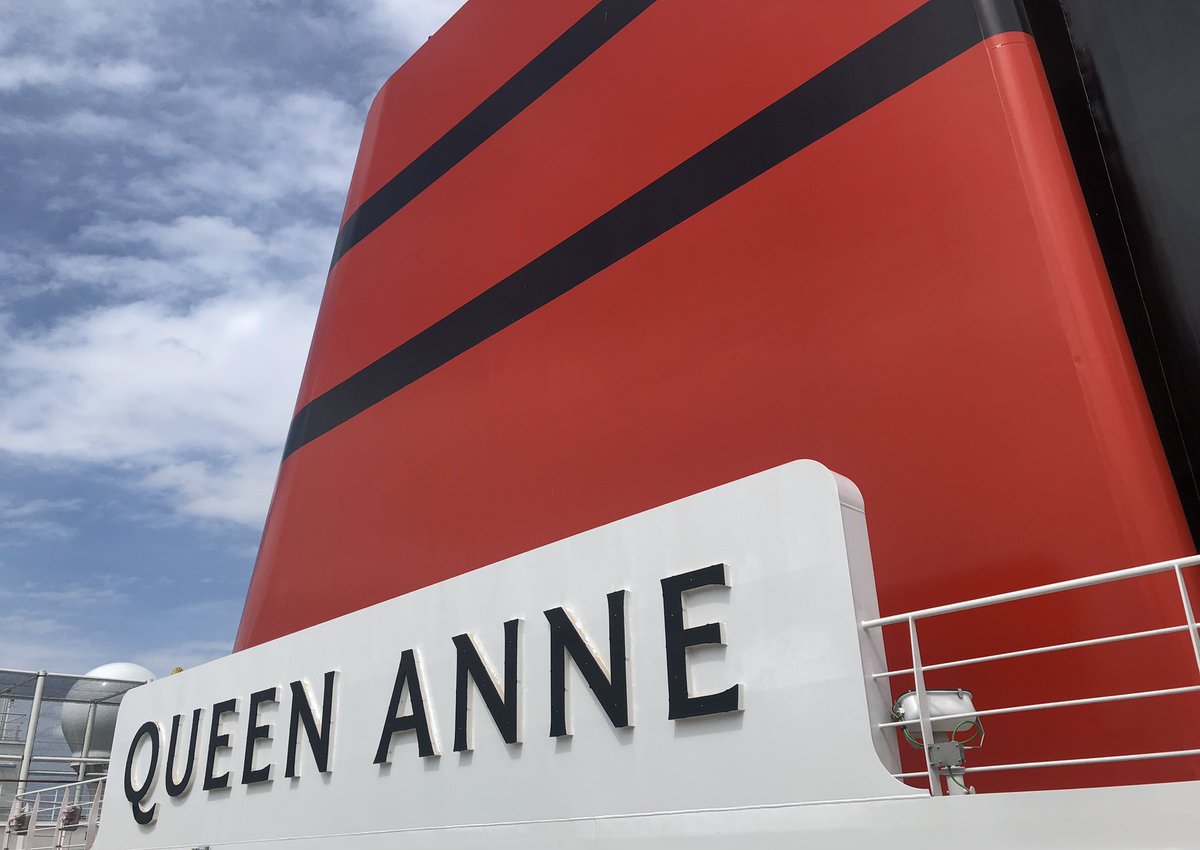 Queen Anne looking stunning in Southampton 🤩 We’re privileged to be onboard - and great to see so many trade partners here to welcome her #CUN4RD