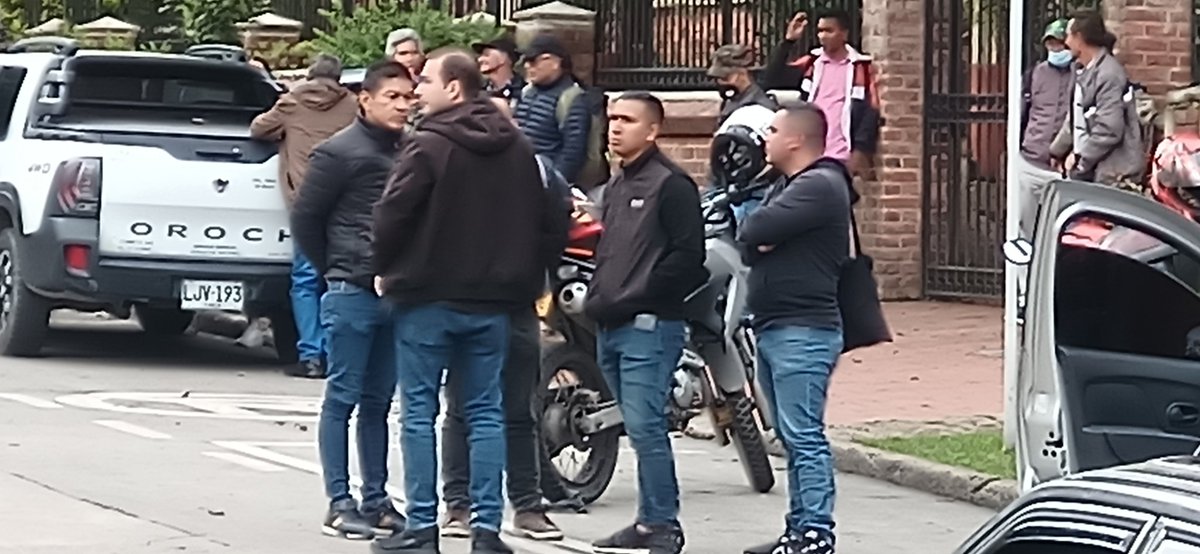 No ha iniciado las marchas del #1M y en Bogotá la Policía Nacional De Colombia tempranamente ya tiene “un grupo de policías vestidos de civil” para infiltrarsen entre las demás personas que salen del ‘Parque Nacional’;... OJO con ellos que pueden sabotear las marchas.