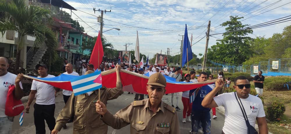 La jefatura territorial del EJT de Guantánamo con pasos firmes y arrollador en el 'Día Internacional de la Trabajadores. ¡Muchas felicidades para todos! Con #GenteQueSuma , #PorCubaJuntosCreamos y #QueNadieQuedeAtrás