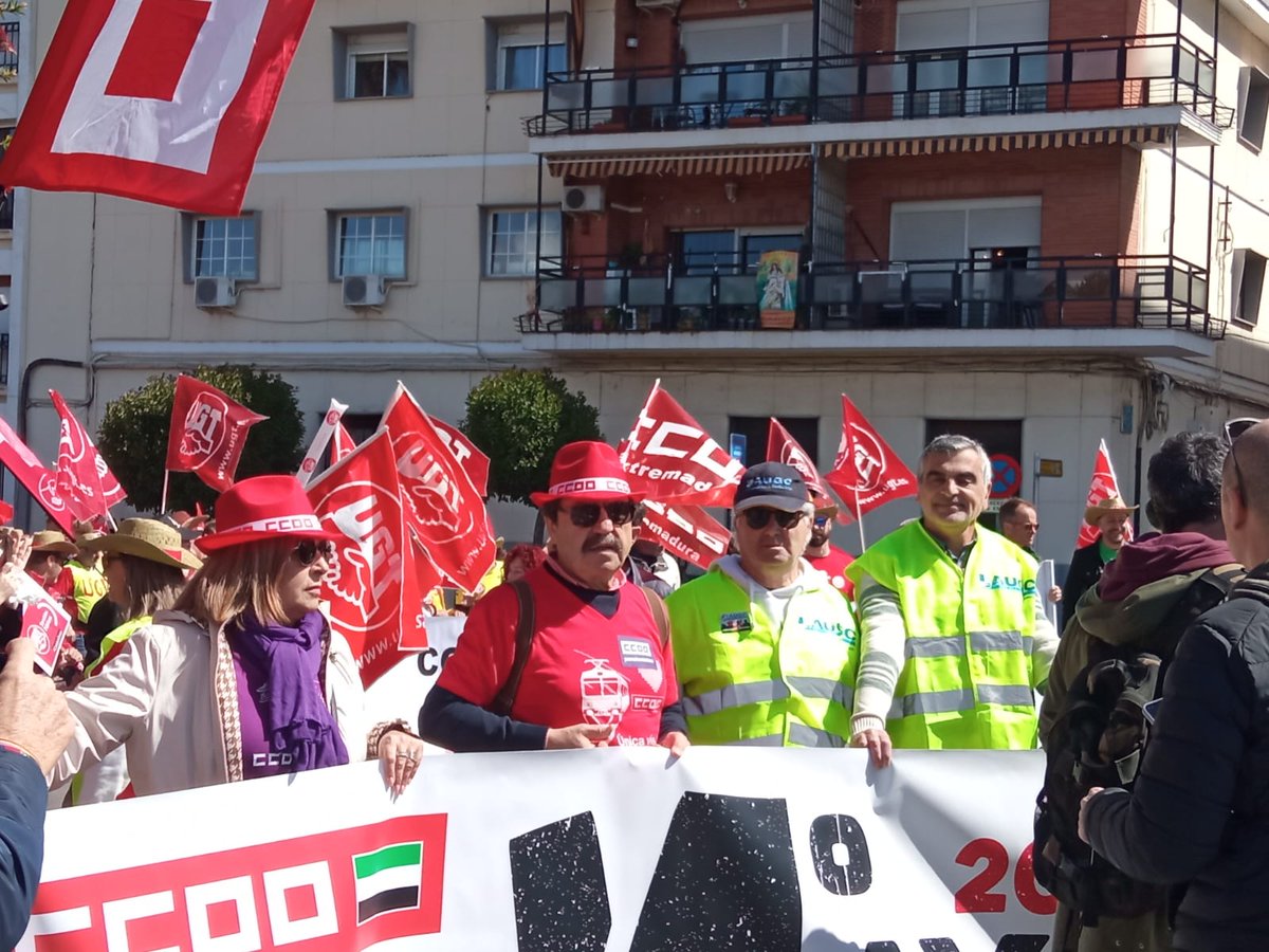 @AUGC_Badajoz presente hoy en Mérida, acto central del 1° de MAYO en Extremadura junto a @ccoo_ext, organización sindical que siempre estuvo ahí en favor de  los avances laborales de los guardias civiles.