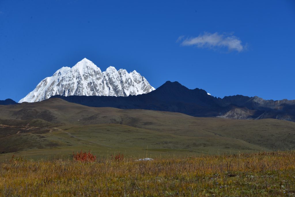 Tashi Dekyid Monet highlights the ontological stake involved in  translating Tibetan place-based relations and traditions in non-Tibetan languages. Download the full essay here: yeshe.org/wp-content/upl… 
Photo by author: Layered landscapes of Minyak Rabgang