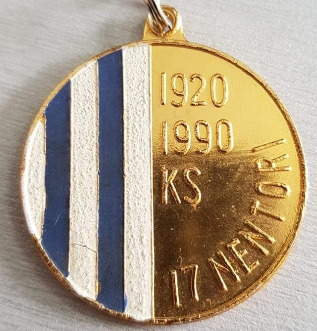 17 Nentori keyring commemorating 70 years of their existence. Formed as SK Tirana in 1920, bardhe e blute endured forced name changes & regime persecution post World War 2, before they were renamed KF Tirana in 1991. Read about Tirona's history here 👇 pitchpublishing.co.uk/shop/inside-he…