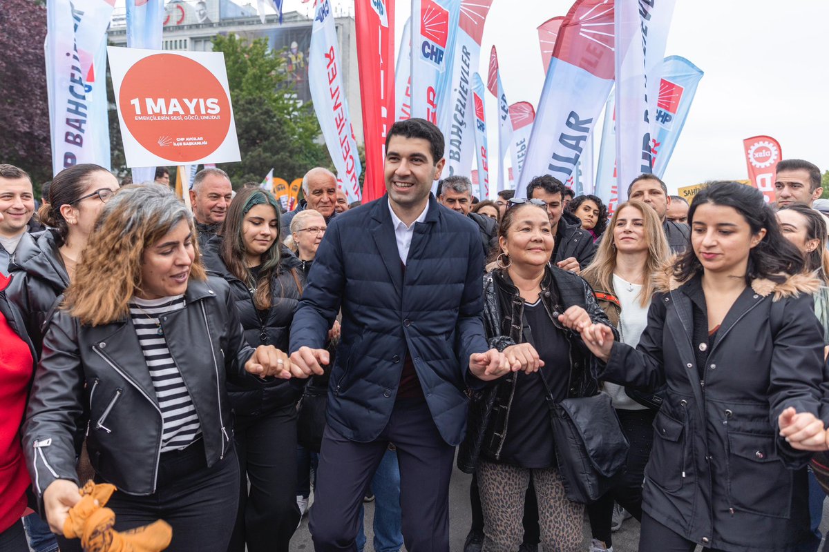 Saraçhanedeyiz. Emeğin hakkını savunmak için hep birlikte omuz omuza eşit, adil ve özgür bir gelecek için mücadele edeceğiz. Yaşasın 1 Mayıs!