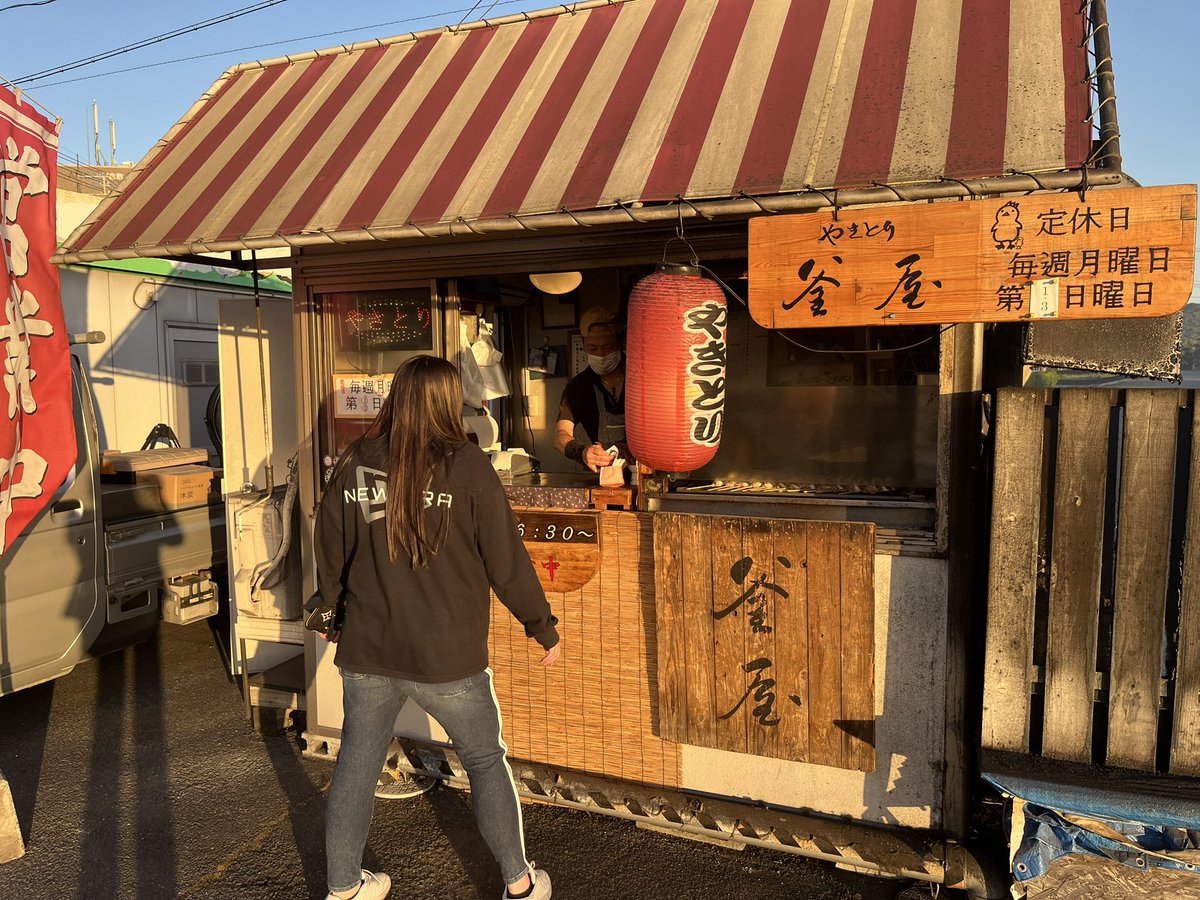 岡山のテイクアウトグルメをご紹介！以前京橋朝市などにも出店されていた、倉敷の【やきとり釜屋】さん。鶏肉の間が肉厚の玉ねぎなんですが、最高にマッチしていてファンの多い逸品。うちの妹も釜屋さん目当てで朝市に行くほど。倉敷市新田2349-2で出店されています(^^)