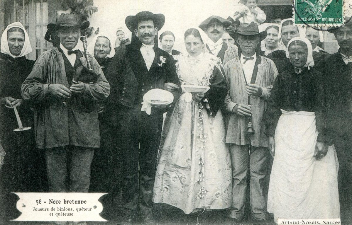 « C'est aujourd'hui l'anniversaire du sonneur de bombarde d'Erdeven Jean-Pierre Bellégo, 
né le 1er mai 1861.
Ici, lors d'une noce qu'il anime le mardi 5 juillet 1910, à Erdeven » 
Roland Becker