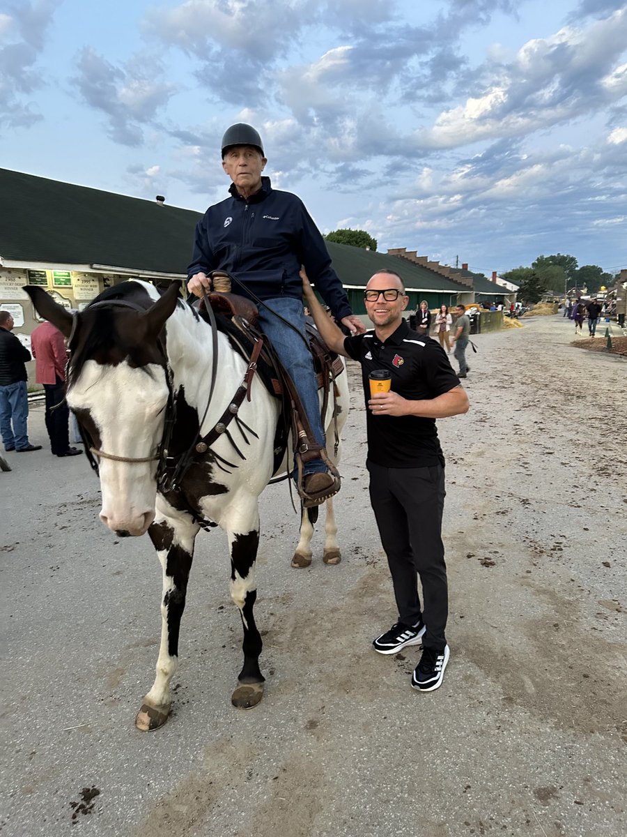 An incredible morning on the back side of historic Churchill Downs. Arrived before dawn and saw the Derby horses train. Even got to meet the 🐐 D. Wayne Lukas! He told me several Bobby Knight and Pete Newell stories 😳💪. Just a ‘wow’ plain and simple