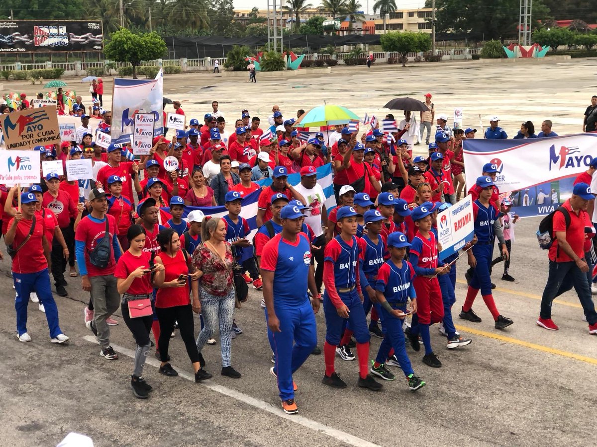 El equipo de béisbol de #Bayamo de las #PequeñasLigas encabeza el bloque del Sindicato de la Educación, la Ciencia y el Deporte en la Ciudad Monumento Nacional. #INDER #BéisbolCubano #1DeMayo #PorCubaJuntosCreamos #ProvinciaGranma
