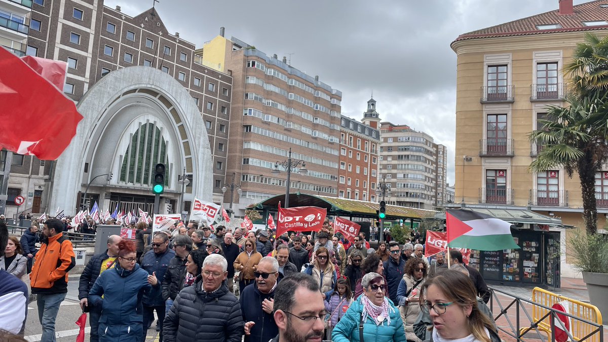 🔴 Un 1 de mayo más salimos a la calle con miles de personas trabajadoras de #Valladolid para reivindicar igualdad en el trabajo y que de respeten los derechos laborales. ¡Es hora de poner los cuidados en primer lugar!