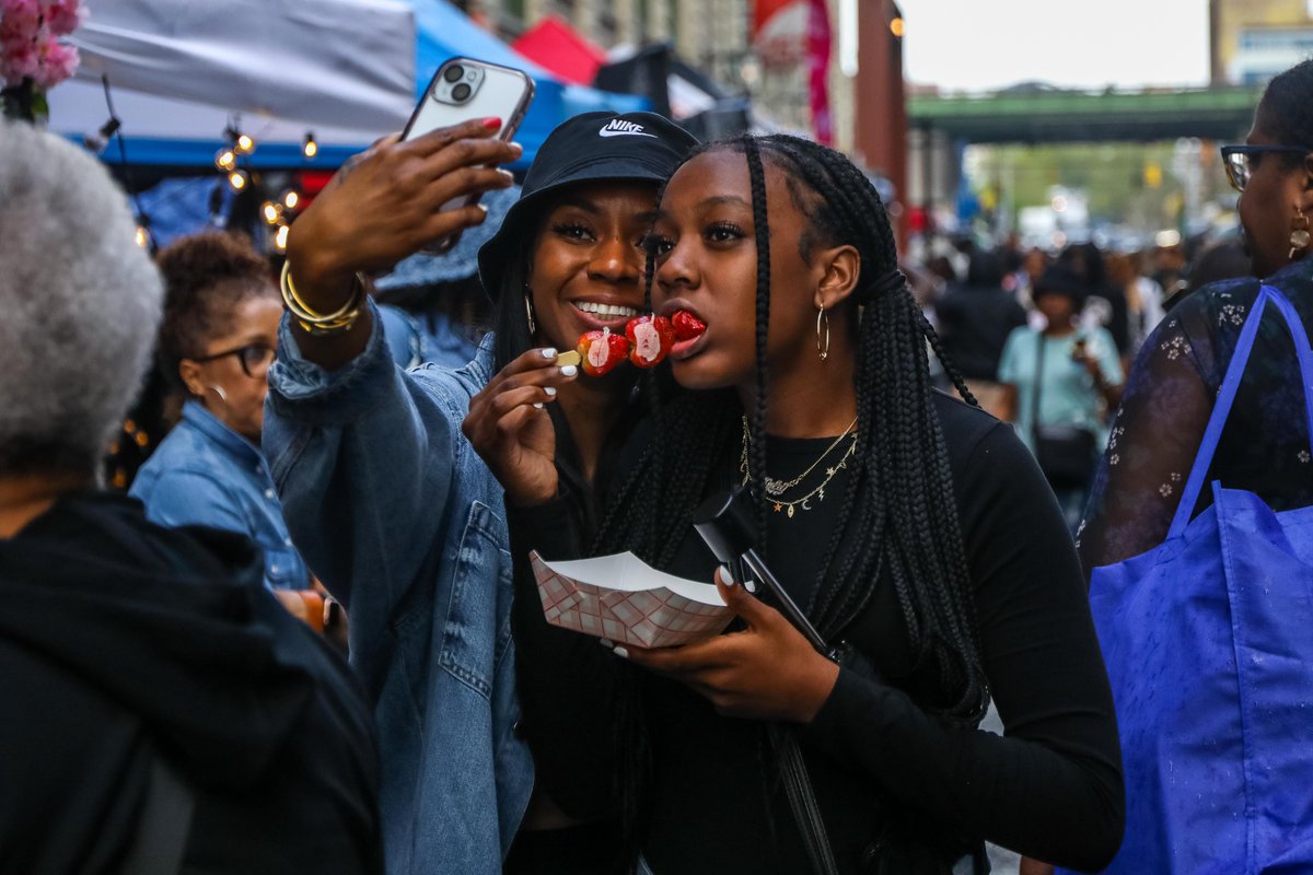 The Brooklyn Night Market kicked off its third season with rain and revelry on Monday afternoon. More than 30 different vendors came slinging everything from Mexican street dogs to Barbadian fish cakes to Filipino meat skewers to vegan deep fried pizza. bkmag.com/2024/05/01/the…