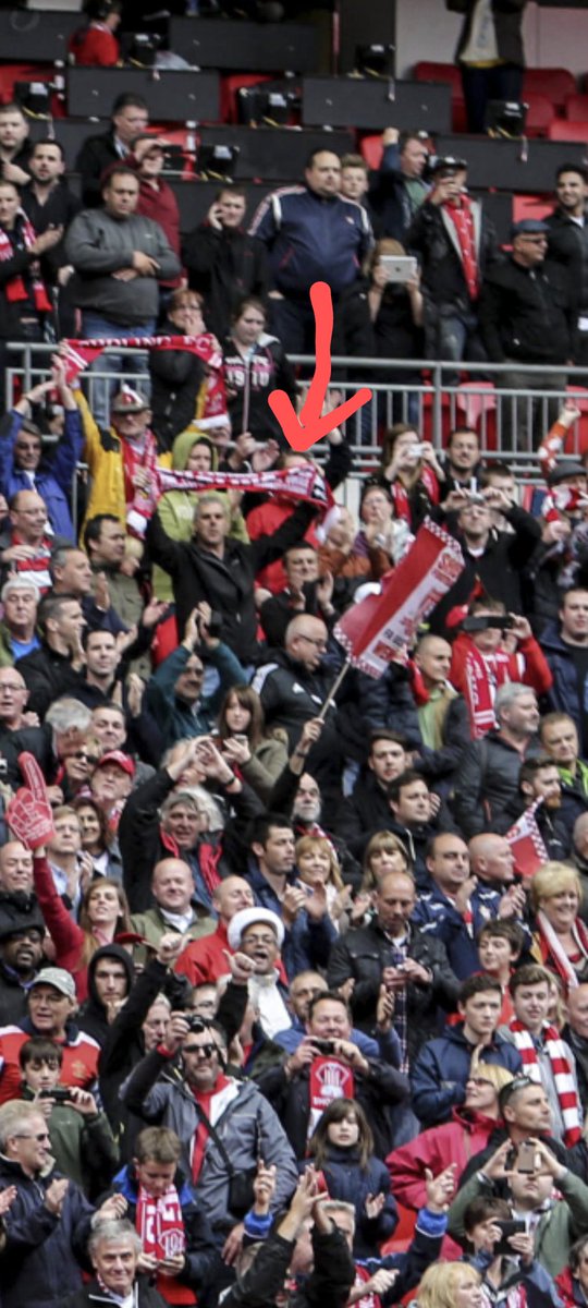 @sholingfc Found myself...or at least the top of my head behind that guy's scarf! 🤣🤣 Really looking forward to Friday night and celebrating what was a fantastic day out and a superb team!