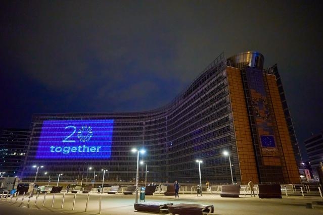 ✨Illumination of the Berlaymont celebrating 20 years since the EU expanded in 2004 #20YearsTogether 🇪🇺 Photos📷 and videos🎥 available here: europa.eu/!qj68Pq