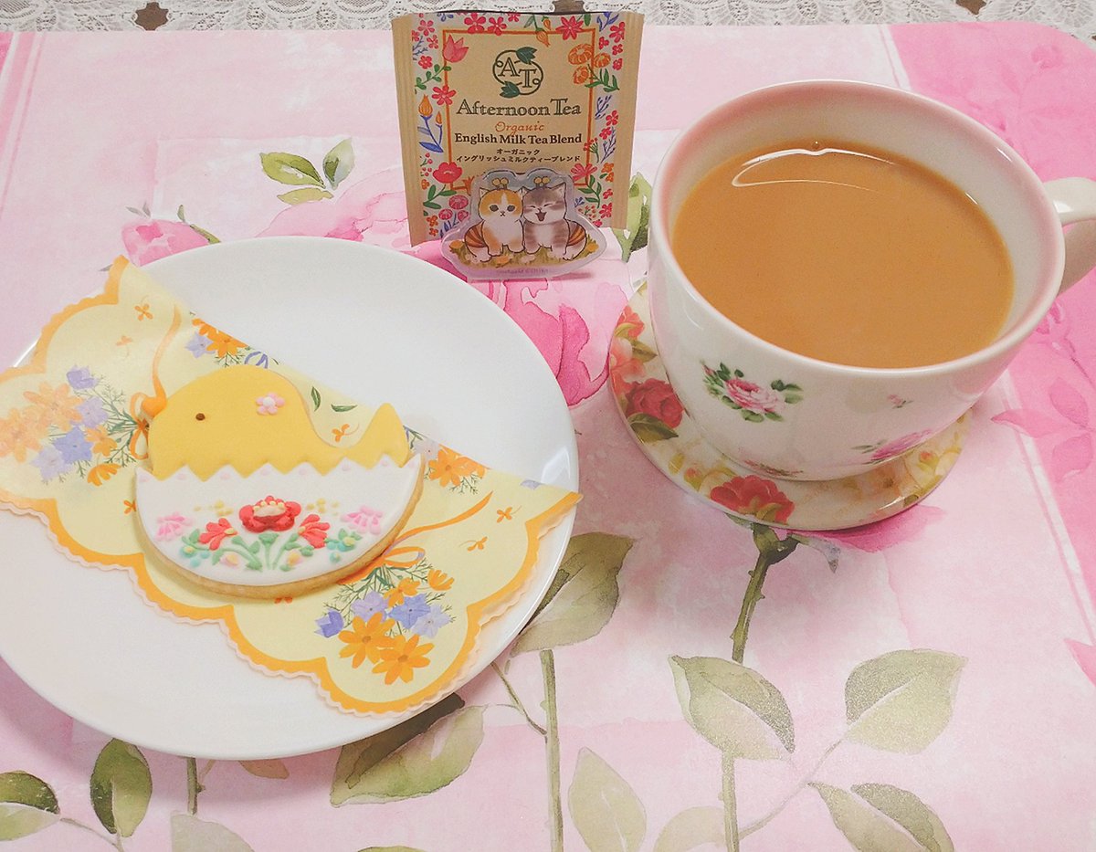 今日は寒かったのでミルクティー🫖
AfternoonTeaのイングリッシュミルクティーブレンドを可愛いくて今まで食べれなかったアイシングクッキーといただきます⸜🐣⸝
(期限間近なのです(>_<))

 #茶好連
 #おうちカフェ