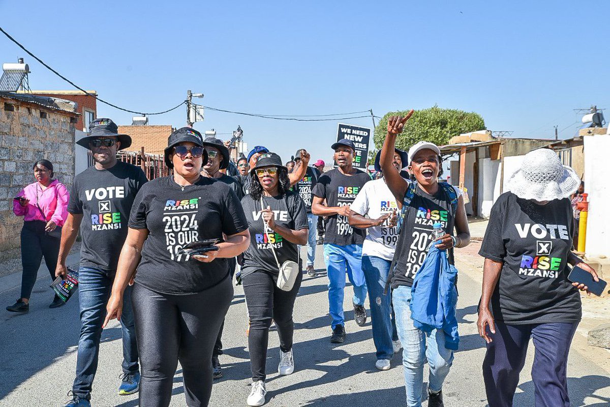 Today, RISE Mzansi’s National Leader, @SongezoZibi was back in Alexandra to continue the campaign trail. Zibi was joined by volunteers, and organisers, and the National Spokesperson Gugu Ndima (@mandima_writer). They handed out flyers and interacted with the community about…