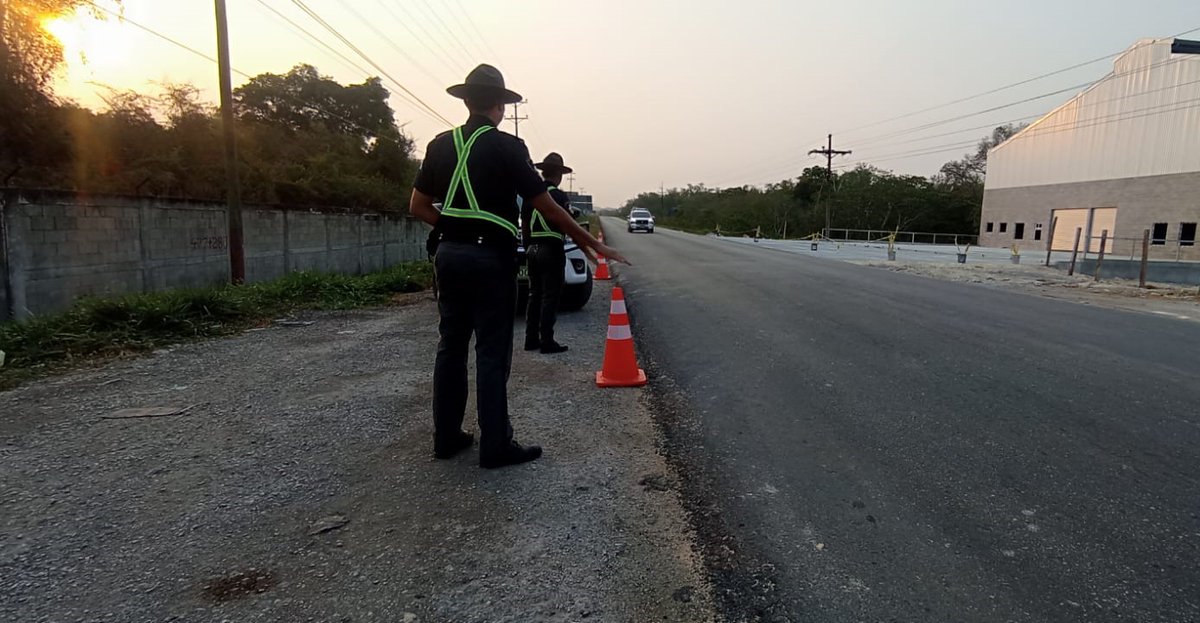 Brigadas de @ProvialOficial del MICIVI realizan trabajo preventivo de control y reducción de velocidad en el km 479 de la ruta CA-13, jurisdicción de Petén. ¡Respete los límites de velocidad! #GuatemalaSaleAdelante