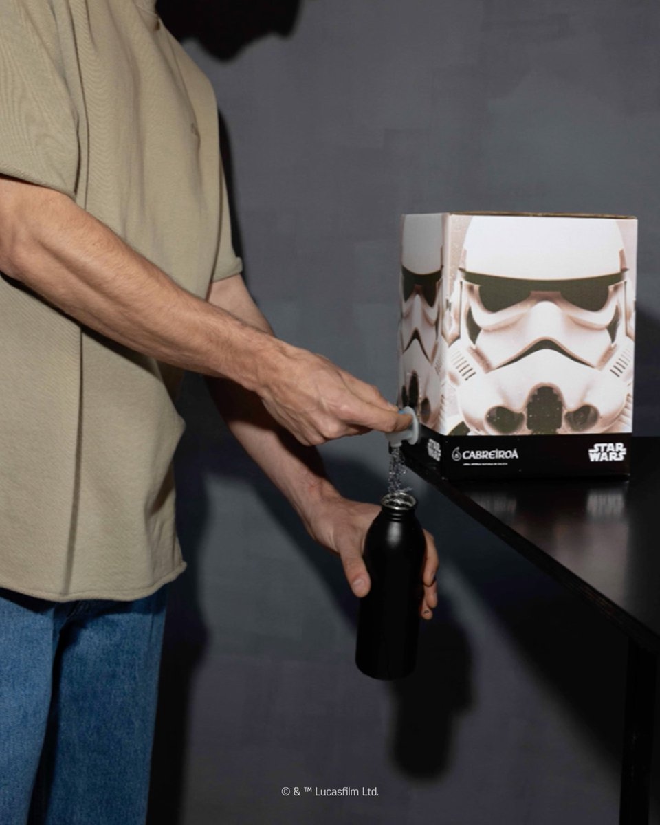 cabreiroa's tweet image. ¿Un #Stromtrooper en la cocina? Marchando! Una caja de agua que no solo es más sostenible, sino que también mola tanto como esta. 

#StarWars #Cabreiroá #ElLadoOscuro