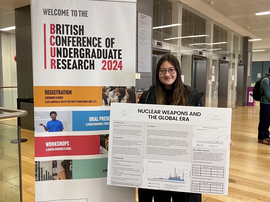 LSE_US's tweet image. 📢 Last week, 5 of the @LSE_US' Undergraduate Research Assistants presented their work at the @BritCUR!

📑 Find out more about this year's UGRA projects:
lse.ac.uk/united-states/…

🤝 Find out more about the #BCUR24:
info.lse.ac.uk/staff/division…

@LSEnews
📸: @CarlPhotoUK