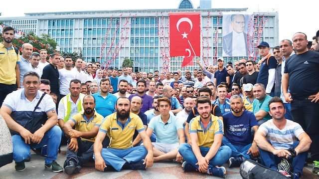 #1MAYIS diyerek küçük enişte Özgür Özel ile birlikte yürüyüşe çıkan CHP'nin İstanbul Tekfuru Ekrem İmamoğlu işçi bayramını kutlayacak son kişidir Çünkü kendisi onbinlerce masumun ekmeğiyle oynayan işçi düşmanıdır Fotoğrafta #Saraçhane meydanında yatan işcileri görebilirsiniz