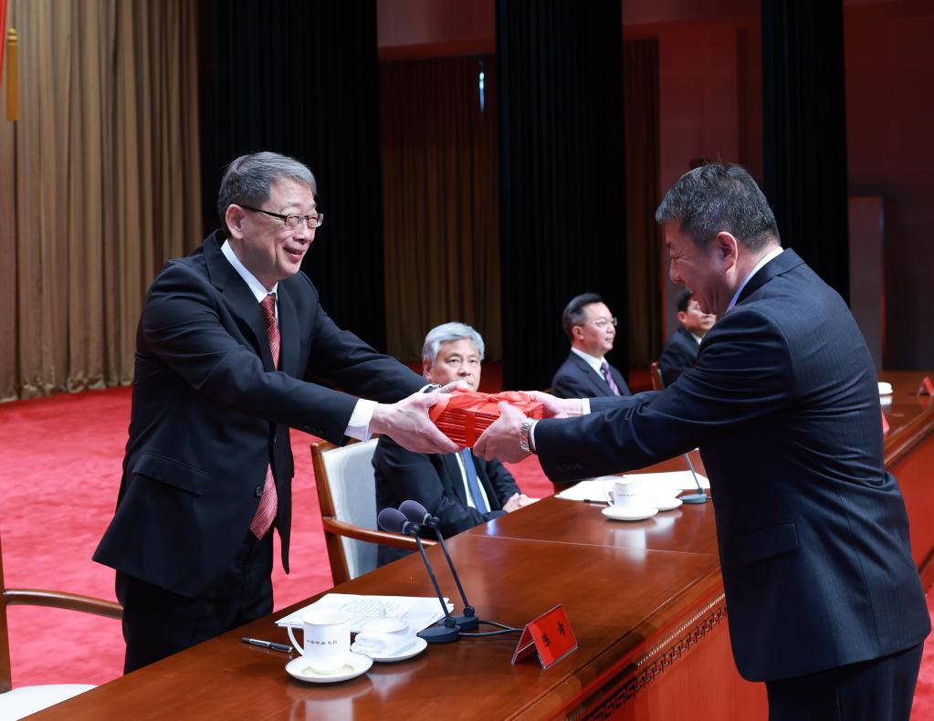 A Escola do Partido do Comitê Central do Partido Comunista da China (PCCh) (Academia Nacional de Governança) realizou na terça-feira uma cerimônia de formatura para o semestre da primavera de 2024. portuguese.xinhuanet.com/20240501/e1d69…