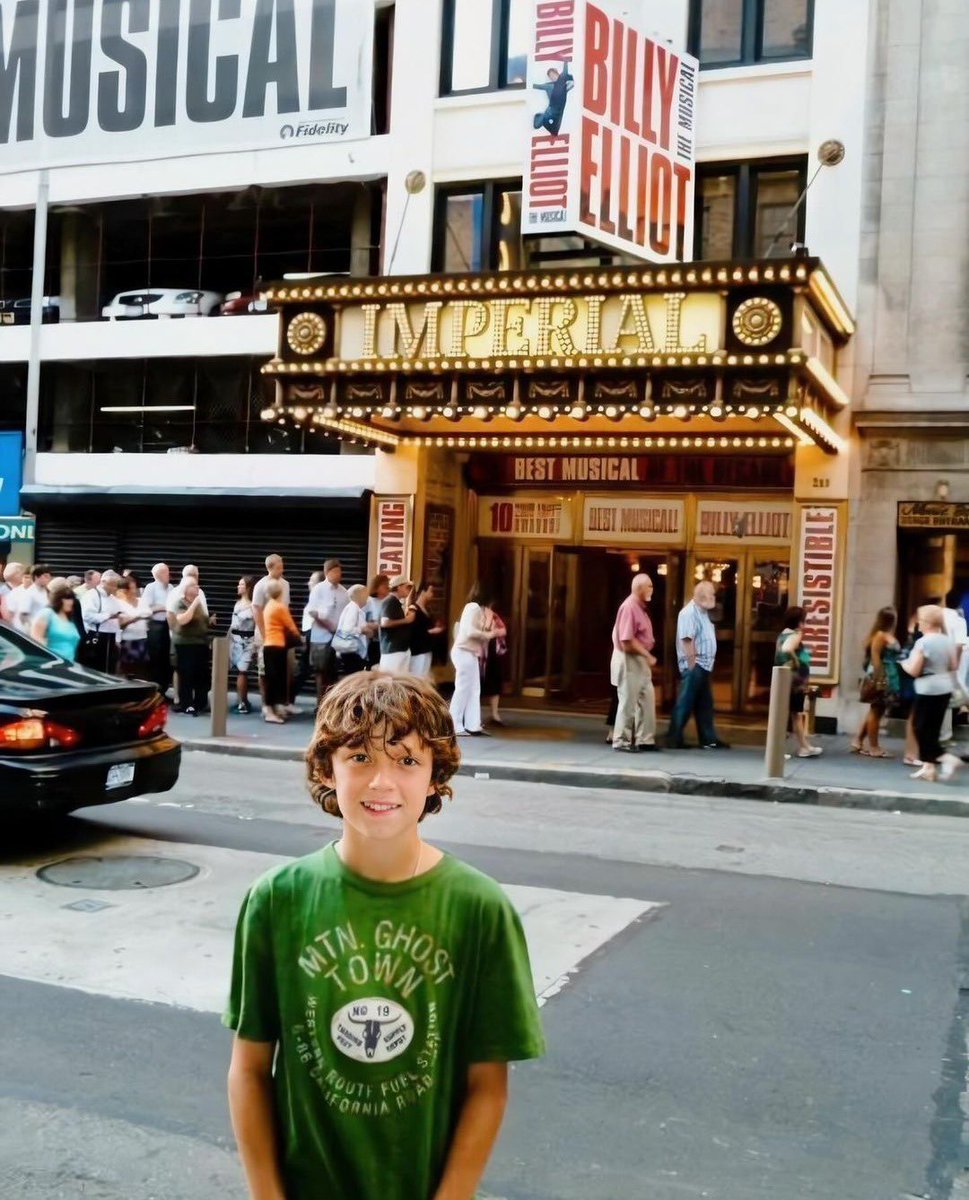 Feliz dia do trabalho! Aos 12 anos, Tom Holland realizou seu primeiro trabalho profissional como ator na peça Billy Elliot, interpretando o personagem principal do mesmo nome. 

16 anos depois, o ator retorna ao West End na peça Romeu e Julieta, que estreia em 10 dias. 🥀