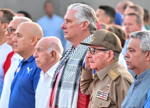 | #Cuba 🇨🇺 #CanalCaribe | El líder de la Revolución, General de Ejército, Raúl Castro Ruz, y el Presidente @DiazCanelB, encabezaron en la Tribuna Antiimperialista la celebración por el #1DeMayo. #PorCubaJuntosCreamos ✍️📸 @PresidenciaCuba