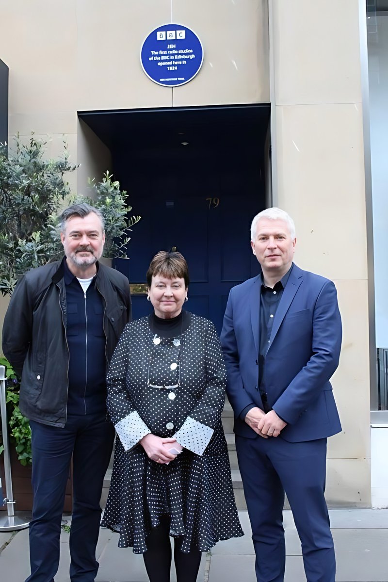 🎉 Edinburgh celebrates an important milestone today marking 100 years since the first broadcast by the BBC from the city. @GrantStottOnAir, Sheena McDonald and our Director Steve Carson opened the plaque which marks the location of the first BBC radio studios in the capital.