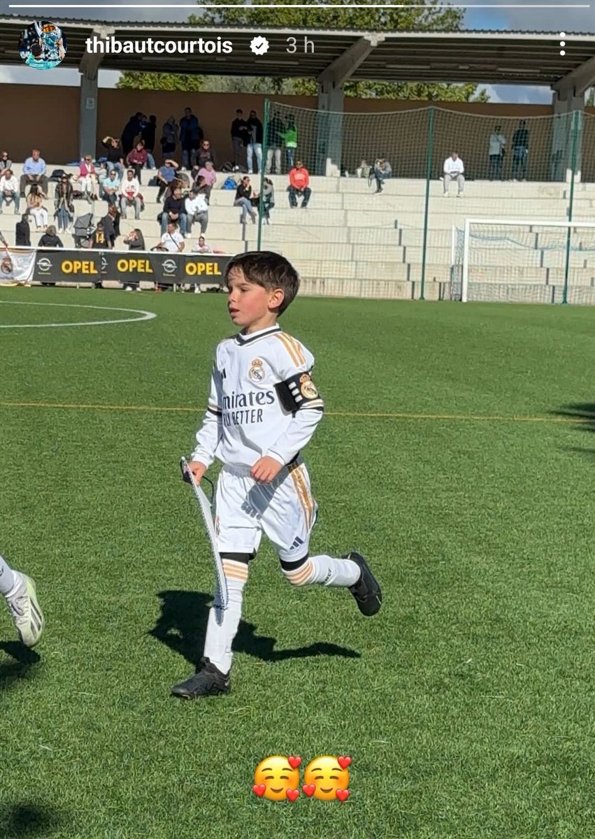 El hijo de Thibaut Courtois con el brazalete de capitán del Real Madrid 😍🤍