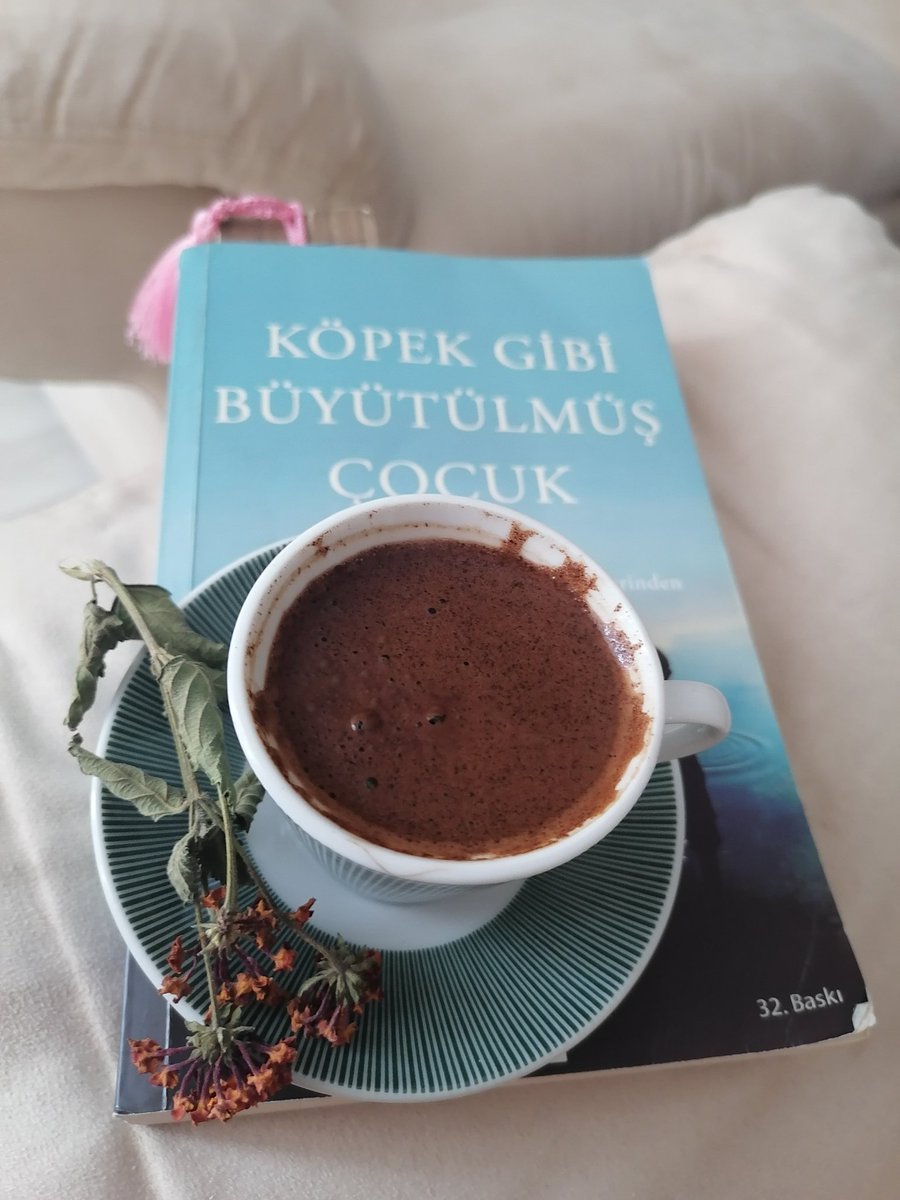 Hayatımızın yarısı gerçekleri aramak ile, Diğer yarısı, bulunmuş gerçekleri unutabilmek ile geçiyor...
#Neyse
#bikahve
Yarım kalan kitaplar bitmeli 🙏🏽🌺☕🍀