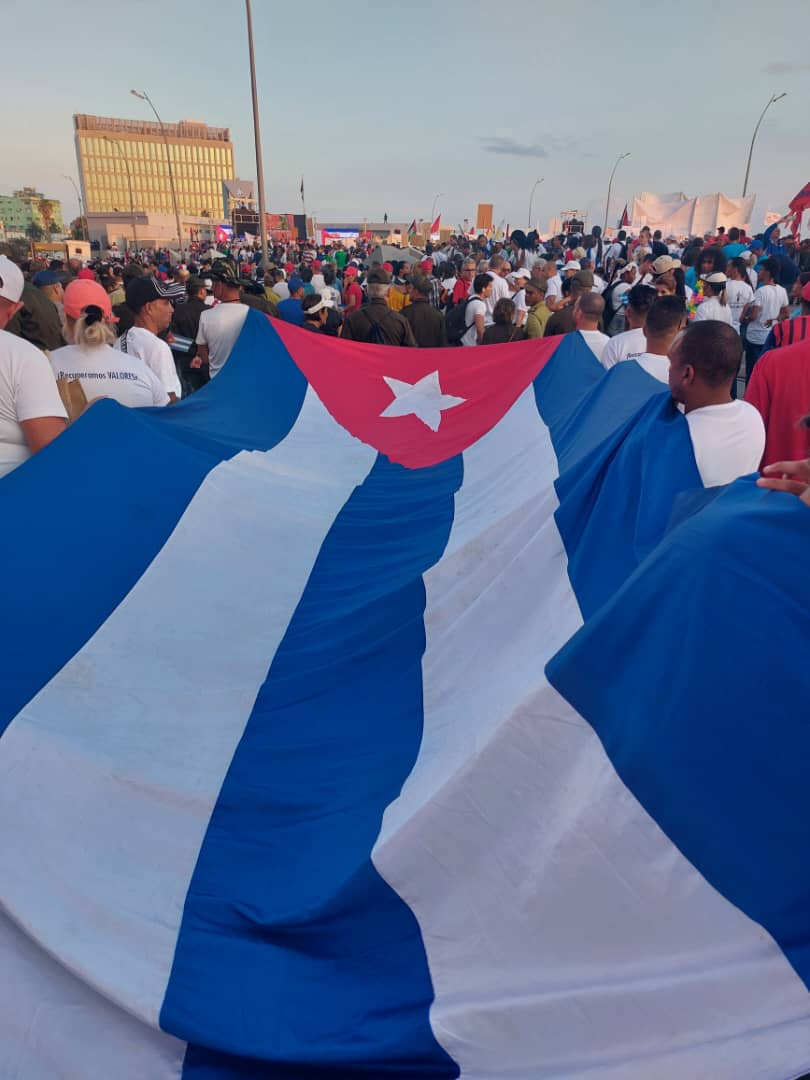 Con #Fidel #Raul y nuestro Presidente @DiazCanelB #IndustriasCuba en toda #Cuba @cubarecicla @GelectCuba @MindusIndustria @geiq_oc @osdegesime @GELigera @GAcinox @CubaOndi @CNEE07863835 @gesta_mindus
