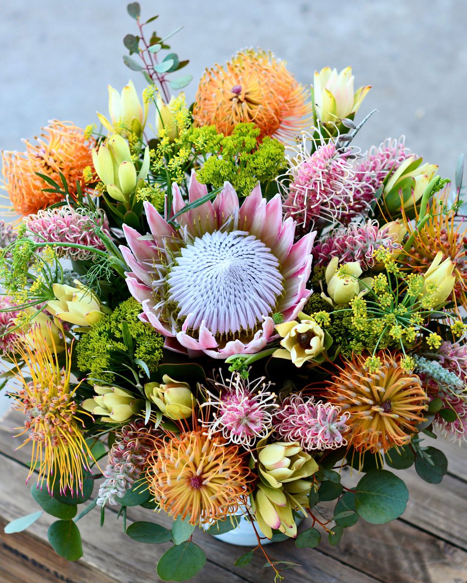 Never underestimate the power of flowers 🍃🌸😊🌼🌿 #wellnesswednesday #selfcare #naturalremedies #fabulousflorals #inspiredbynature #protea #cagrown