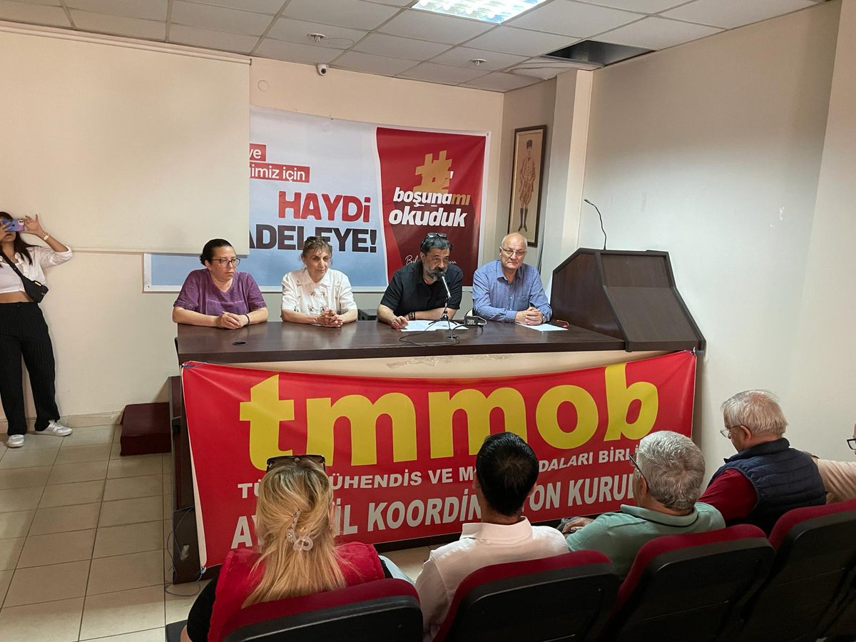 TMMOB MMO Aydın İl Temsilciliği önünde 1 Mayıs basın açıklaması yapıldı: 'Yaşasın işçilerin birliği, halkların kardeşliği. Yaşasın Birlik Mücadelemiz!'
#1MAYIS