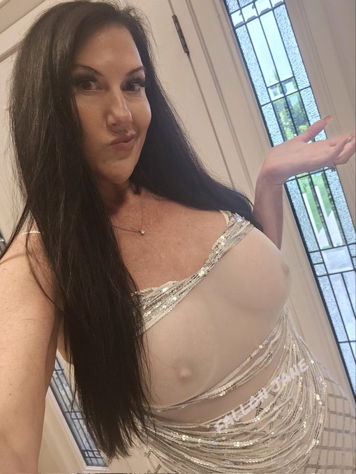 I posted a picture of this dress yesterday, but it wasn't showing up on my profile. I think I really