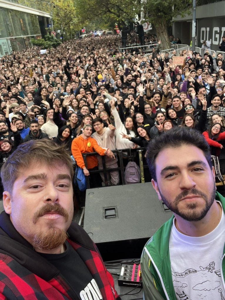 Ya se llenó la calle! Muchos manijas vinieron temprano. Síganlo por @olgaenvivo ! 🥹😱