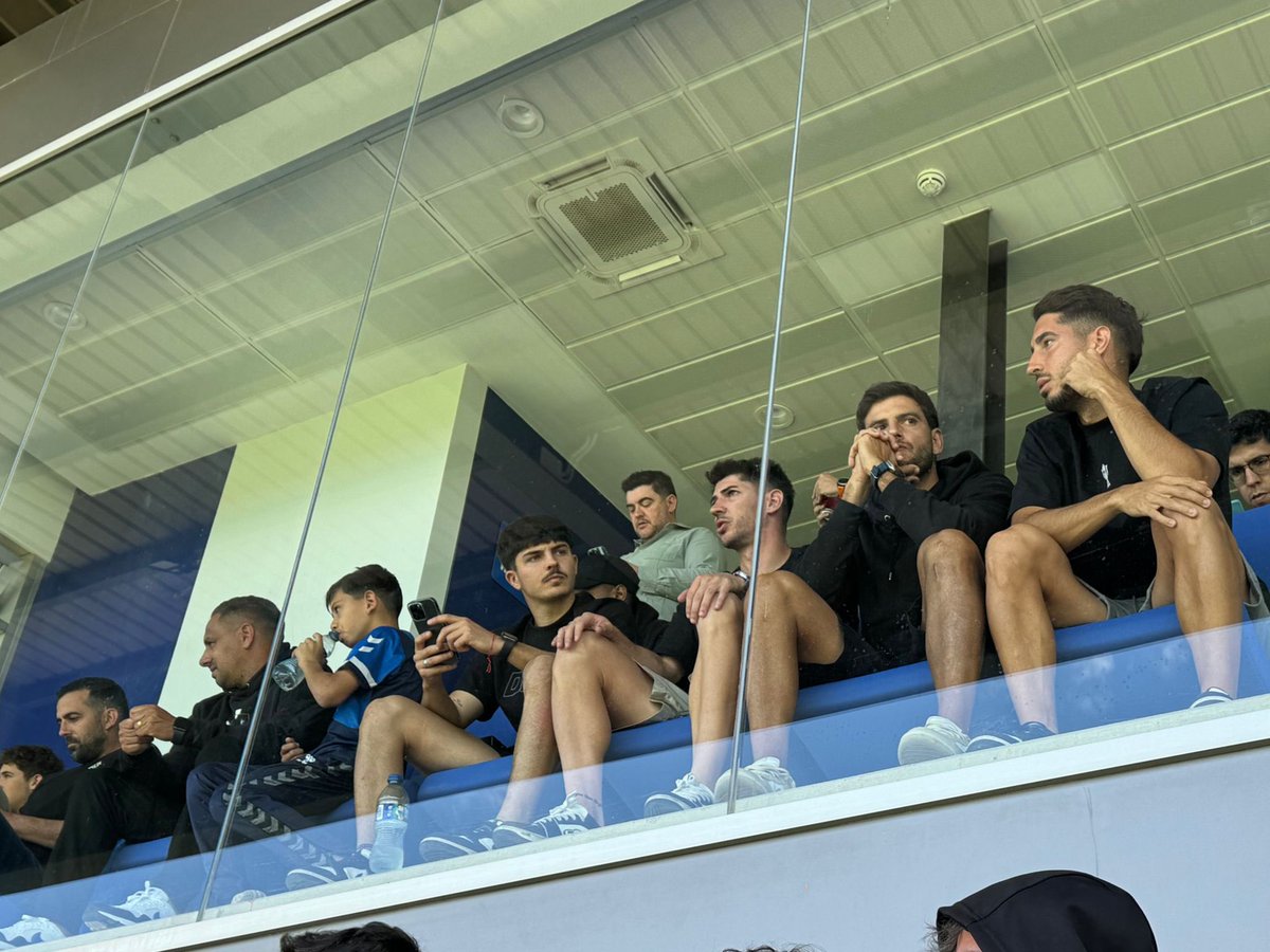 🔄 Amplia representación blanquiazul en Geneto: Ricardo, Suso, Teto, Waldo, Javi Alonso y Roberto López, en el palco junto al consejero @JuGu3Sa