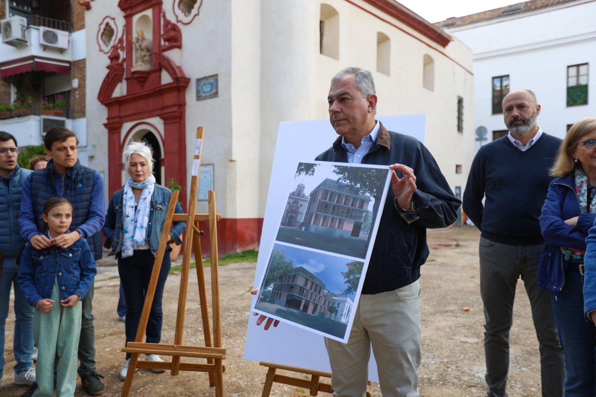 Hoy he anunciado a los vecinos de San Laureano y a los hermanos de las Humeros la transformación del solar que está abandonado junto a la capilla. Frente a las viviendas que quería construir el PSOE, ✅haremos una gran plaza pública con cerámicas, bancos, árboles y un monolito…