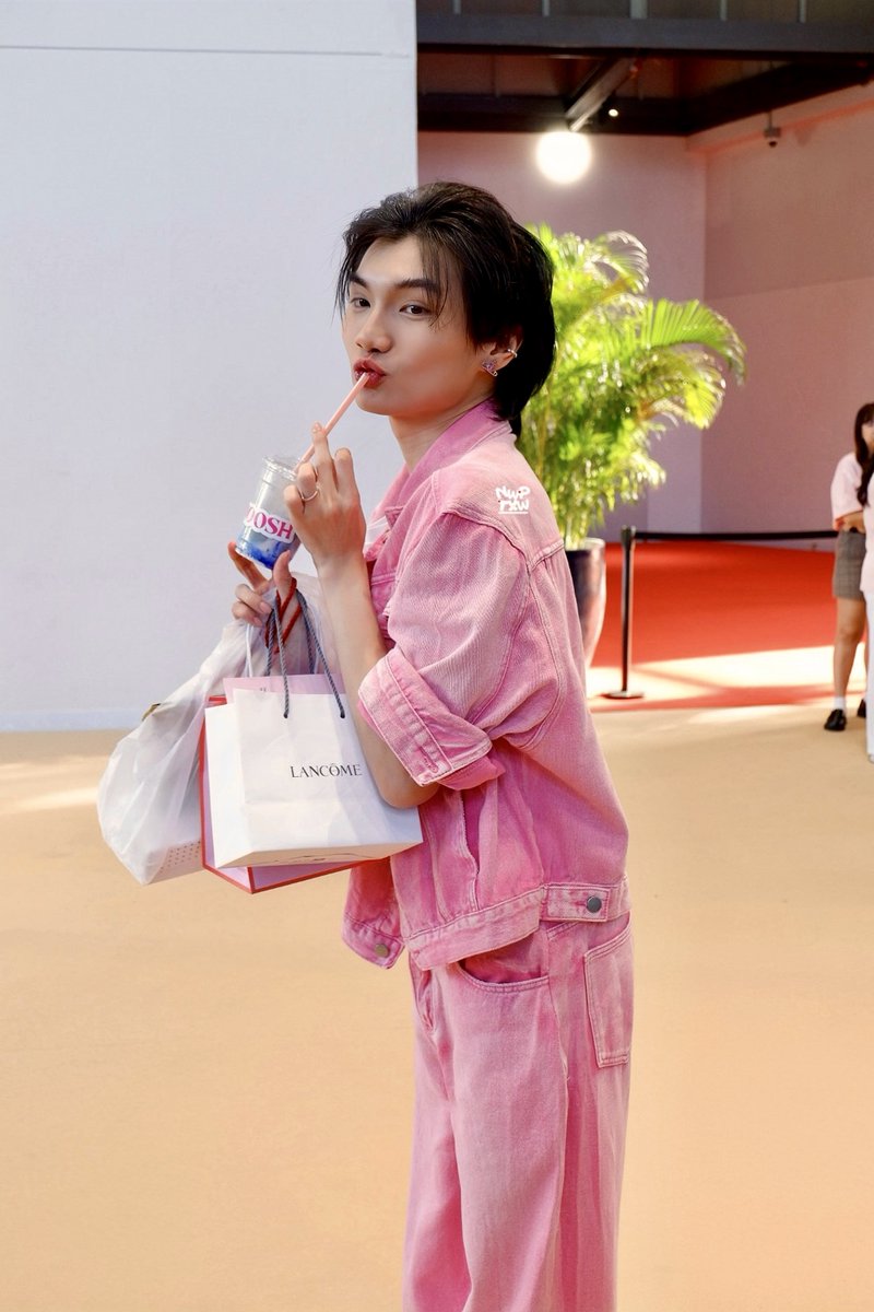 nwptxw_'s tweet photo. ว้ายยยย เจอดารา 
@Patsaperth #perthpsr 
#LancomeThailandxPerthpsr https://t.co/my6nFtC9y3
