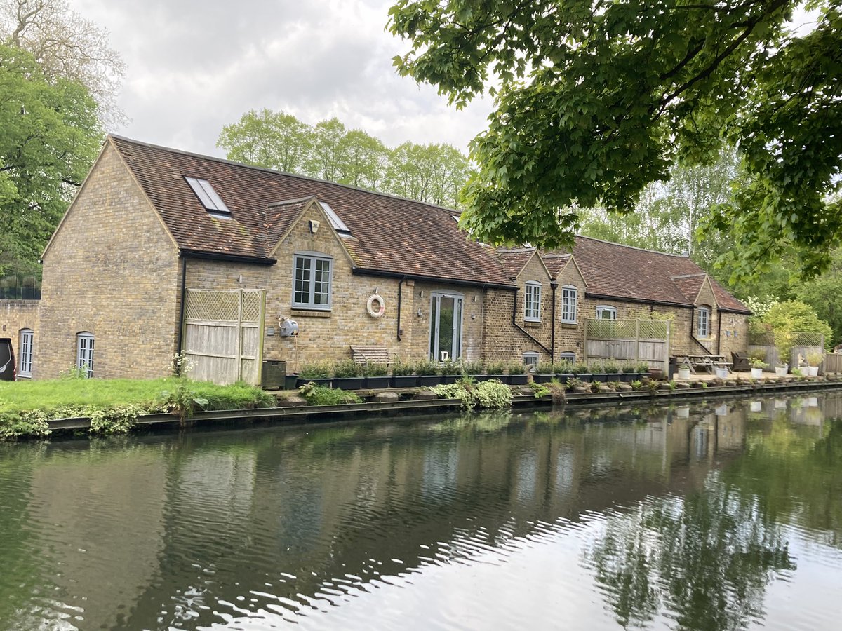 Some stunning buildings along the Grand Union Canal at Berkhamsted, beautiful spot for a run this morning #narrowboatlife #ukcanals #canal #boatlife #boatsthattweet #grandunioncanal #canallife #boatersthatrun