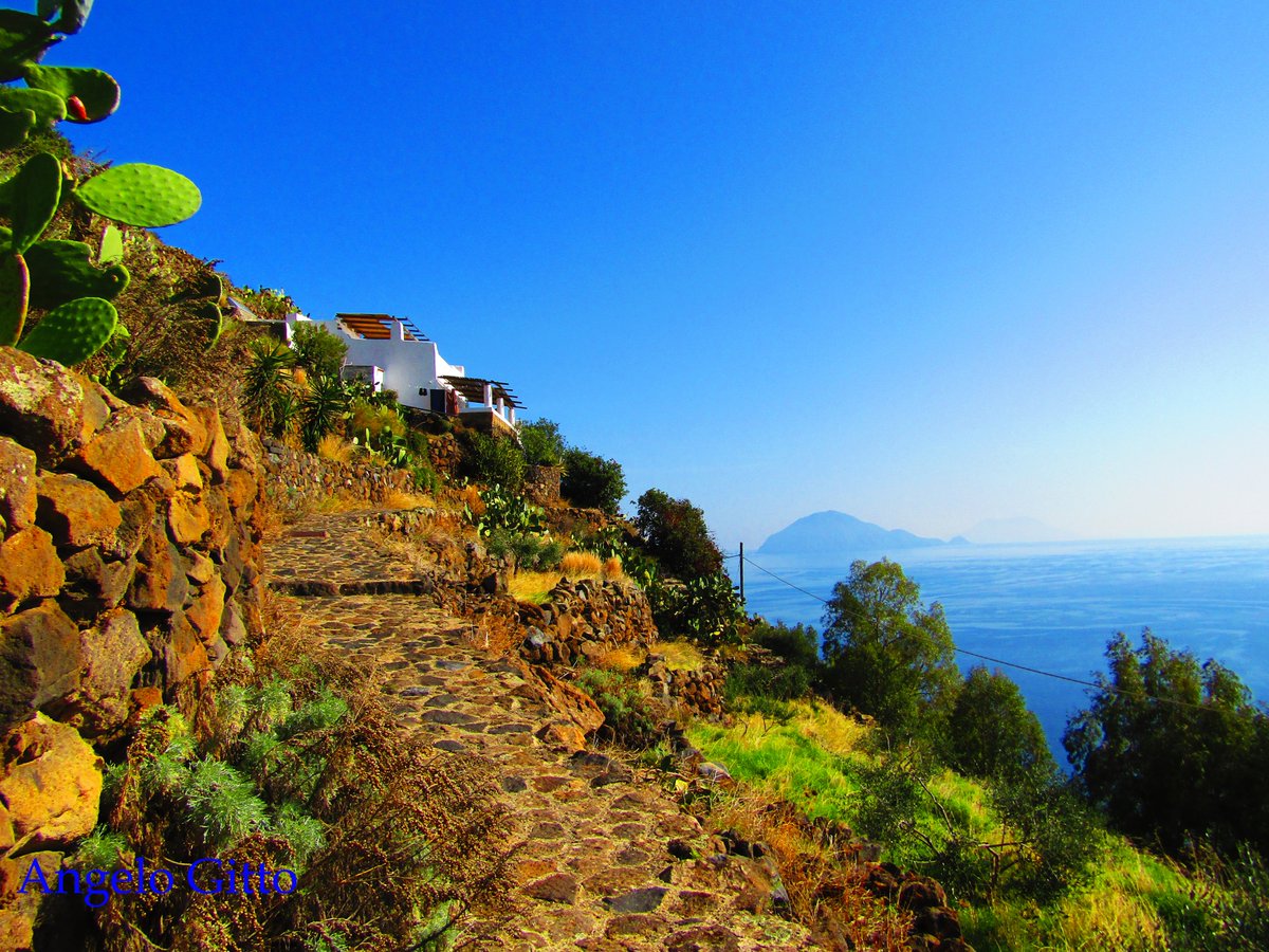 Luoghi caratteristici dell'isola di #Alicudi, Isole #Eolie.
----------------------------------------------------------
Characteristic places on the island of #Alicudi, #Aeolian Islands.