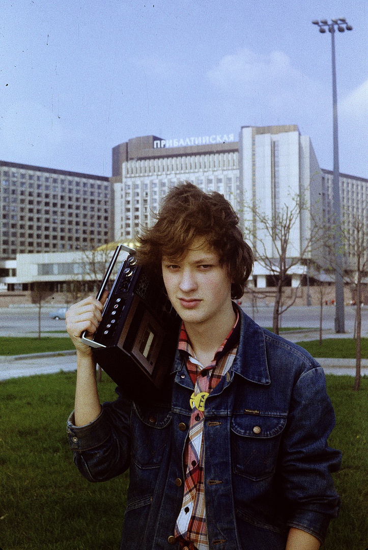 Мелодии и ритмы перестройки.
Комсомолец с бумбоксом, Ленинград 1987-го.