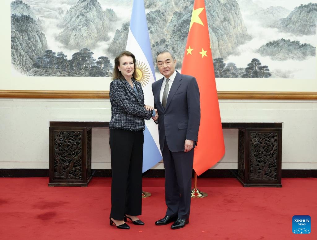 Mais alto diplomata chinês realiza conversas com chanceler argentina. portuguese.xinhuanet.com/20240501/514c1…