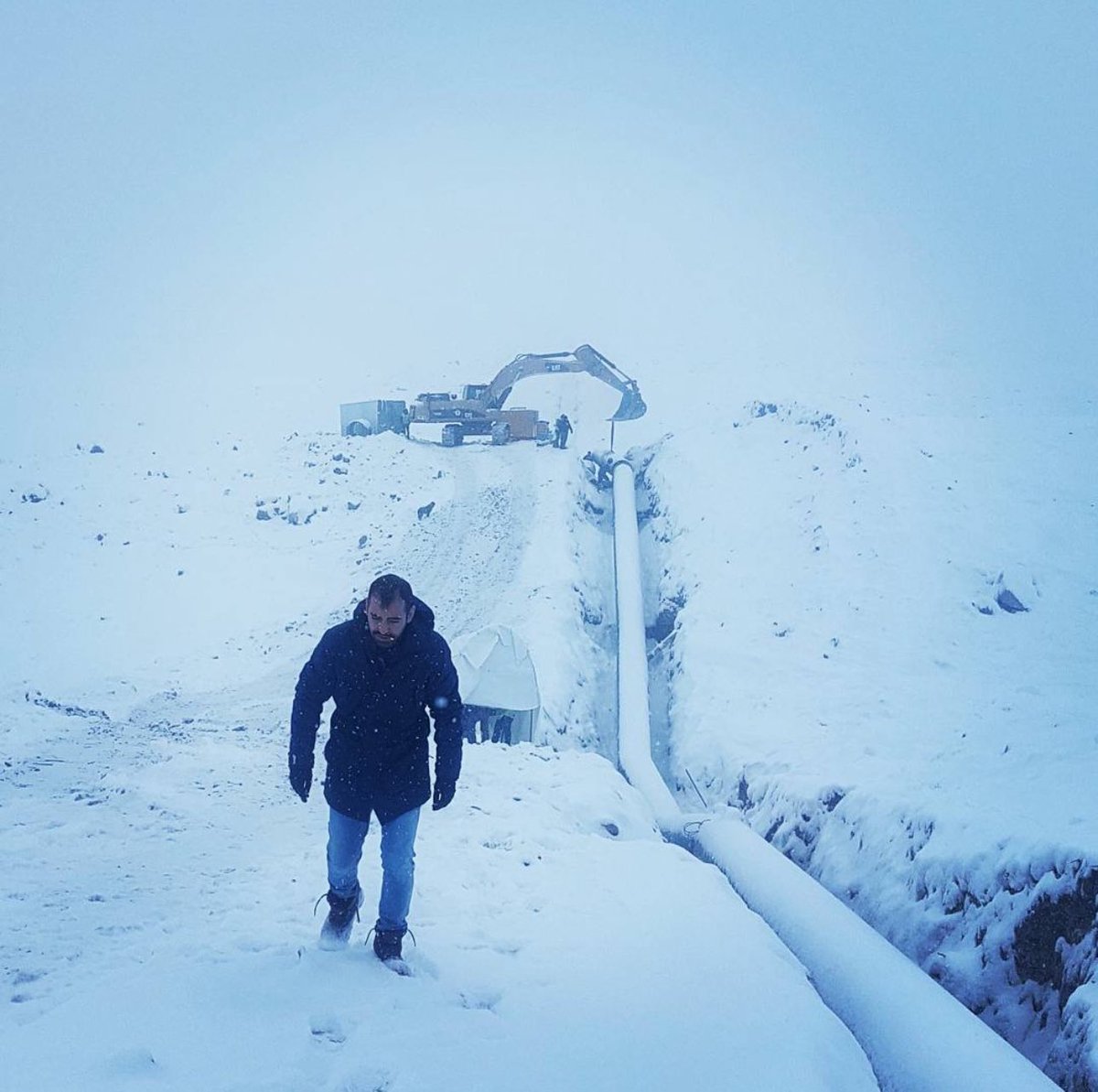 2016 kışı, -20 C….

2 ay boyunca güneşi görmemiştik.

- İyi eğitim al, 
- Çok çalış, 
- Tasarruf et, 
- Ek gelir yaratmaya çalış.
- Yatırım yap
- Belli büyüklüğe gelince, tasarrufu bırak HARCA…

Tüm yürekli ve kararlı emekçilerin bayramını kutlarım…

Saygılar.