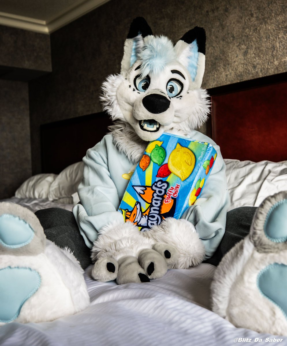 So today we’re getting cozy, watching a movie with snacks, right ? 🥺 📸 @Blitz_da_saber