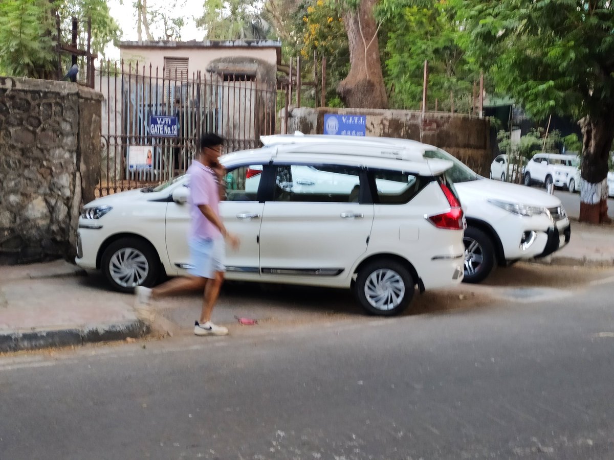 #Mumbai

Wider the footpath... it's Good of Double Parking..
Right @MTPHereToHelp?

BTW what are the unofficial charges for footpath parking at Matunga lanes nr Don Bosco, VJTI, Khalsa College, Parsi Colony, SIES, Telang Road, Bhaudaji Road?