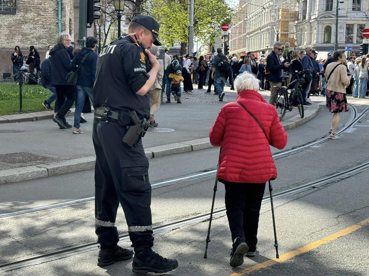 Norvecli yaşlı kadın, emekli bir isçi. Zorlanmasına karsın bugün 1 mayıs gösterilerine katılmaya gelmiş. Emekli politikasının daha iyi olmasını talep edenlerle birlikte yürüyecek. Polis 1 Mayıs'ta gösteri yapacak bu kadına yardım ediyor. Polis orada, polis burada. Fark var..