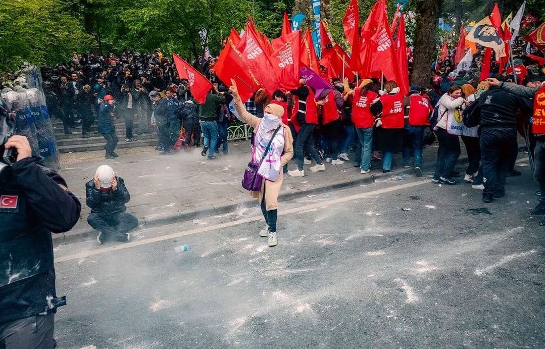 İşte KESK işte KESKLİ Kadın ♀️✌️ #1MAYIS2024 #1MAYIS toma , biber gazı ve polise rağmen #1mayisemekvedayanismagunu