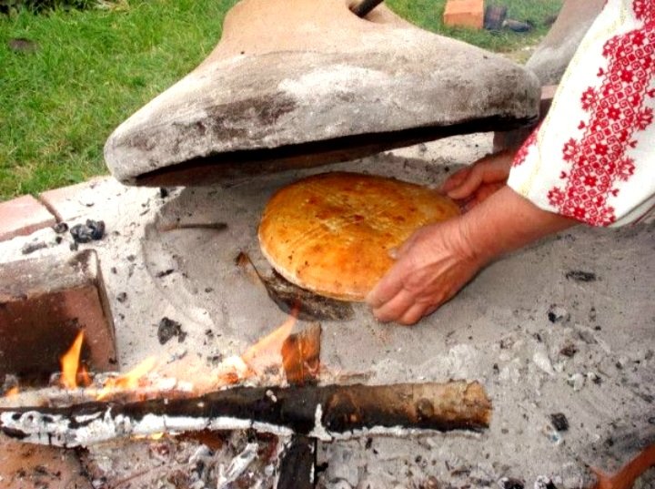🌿 Pick a green branch today, on #MayDay. Adorn it above your main door til harvest.🌾 Then, make a fire with it and bake your first harvest bread, fueling autumn's bounty with spring's vitality.🍞 #LegendaryWednesday #Im4Ro Traditions bread baking in southern Romania: