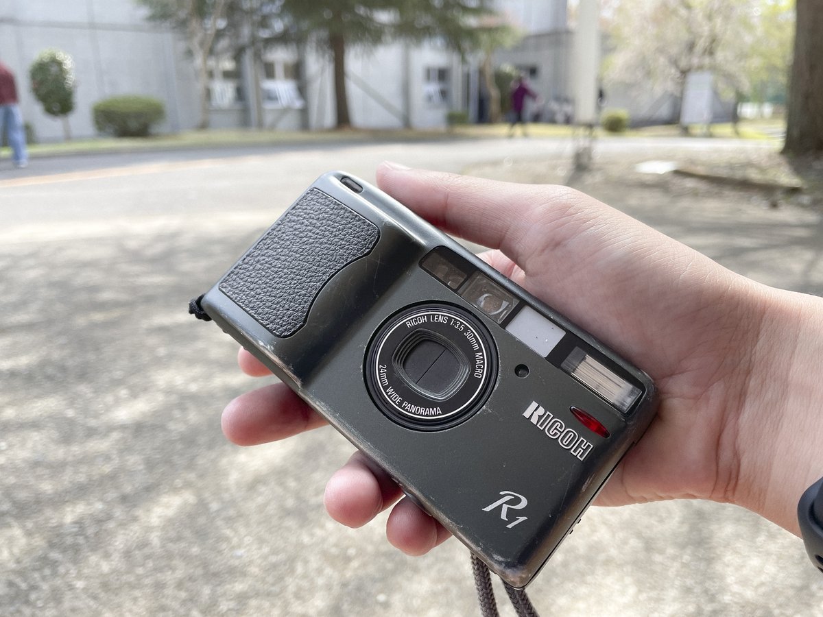 RICOH R1

今のGRに続く小型コンパクトカメラの源流にあたる機種。135フィルムの物理的な限界に挑んでいます。
後継のGRより小さくポケットにスッと入るデザインで、主に登下校や旅行中のカメラとして使っていました。再掲