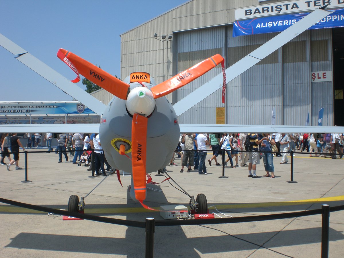 2011 yılında İzmir Çiğli 2. Ana Jet Hava Üssü'nde gerçekleştirilen 'Airshow' fotoğraflarımı sonunda bulabildim, pek çok ülkenin hava kuvvetleri güzel gösteriler yapmıştı ve yanlış hatırlamıyorsam SOLOTÜRK'ün de ilk gösterisi o tarihte olmuştu. Anka'da ilk kez sergilenmişti..